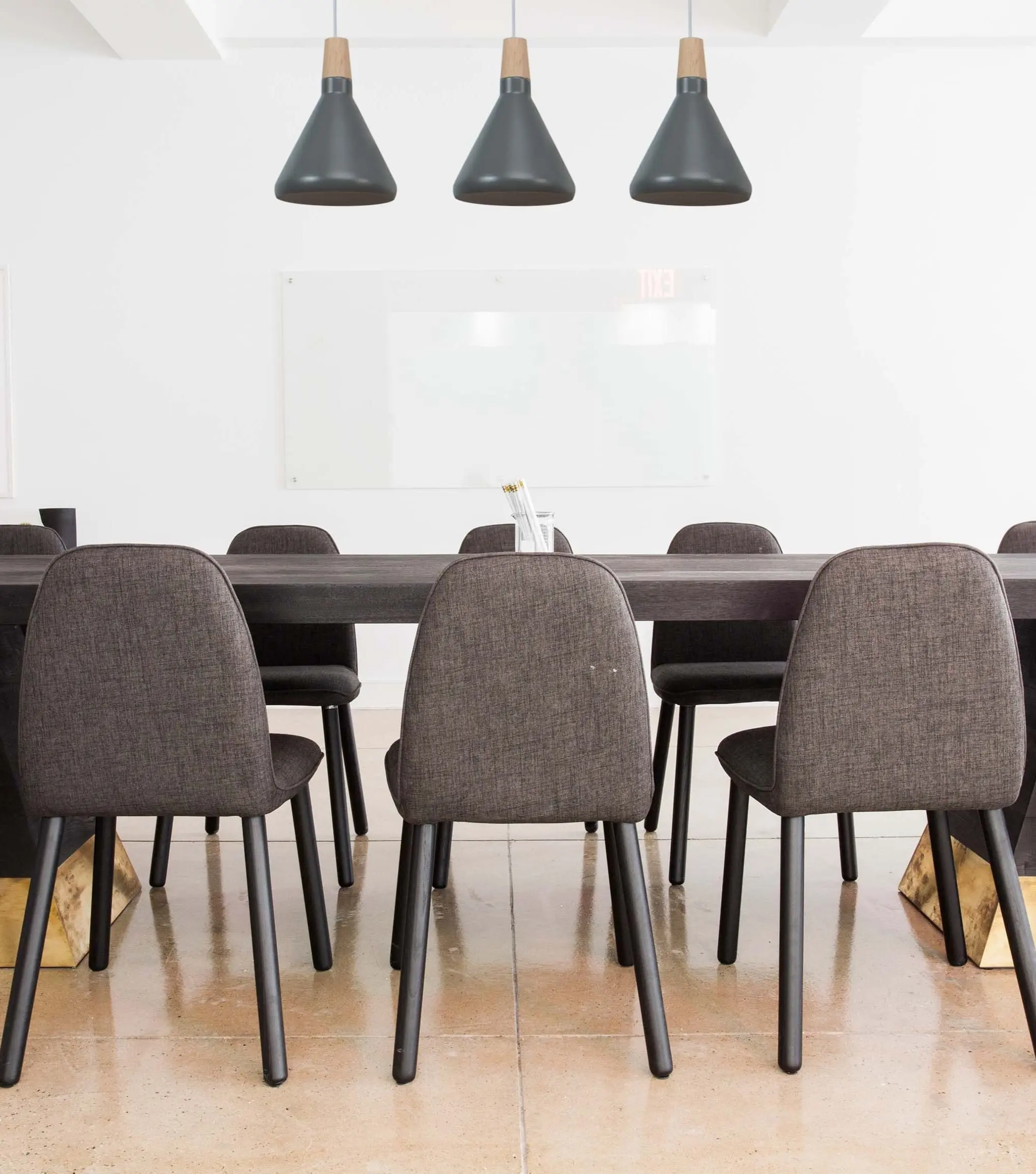 image d'un bureau entouré des chaises