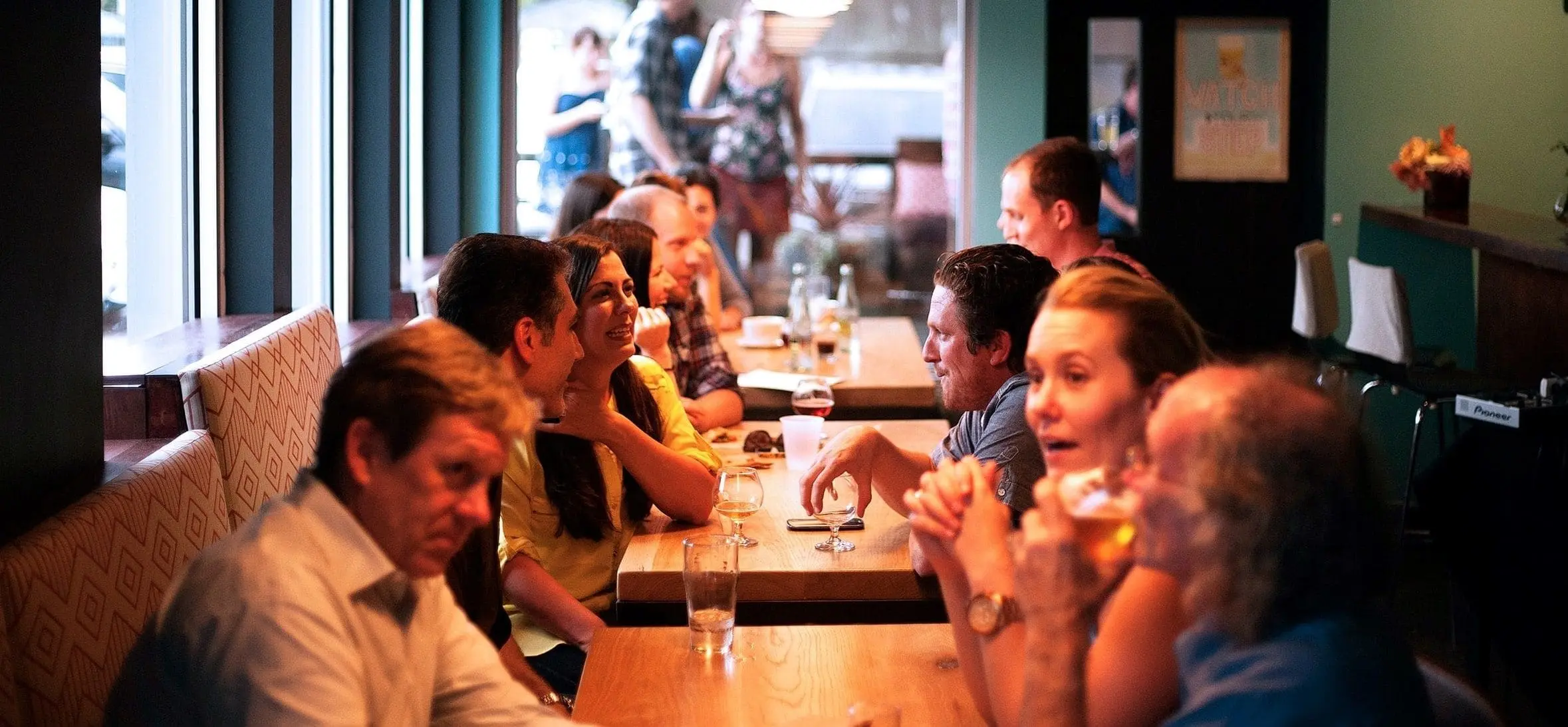 groupe discutent à table